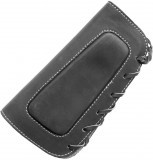 С тыльной стороны имеются эргономичные нащечники