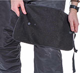 Флисовое полотенце из комплекта крепится на ноге