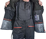 внутри куртки датчик внутренней температуры и 2 кармана на молнии и объемный карман из сетки