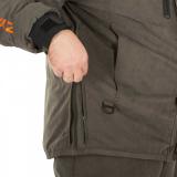 По бокам куртки имеется регулировка объема на молнии