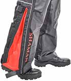 Низ штанин полукомбинезона имеет вставки для расширения по низу, застёгиваются на влагозащитную молнию