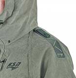 Противоскользящие накладки на плечах и специальный пластиковый стопор