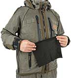 Костюм комплектуется флисовым полотенцем и платком для оптики.