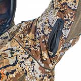 в районе подмышек предусмотрена вентиляция на молнии