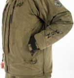 Боковые карманы на куртке защищены плотным влагозащитным клапаном