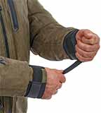 Трикотажные манжеты на рукавах