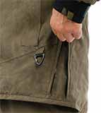 Объем низа куртки регулируется боковыми тканевыми вставками на молнии