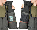 внутри куртки три кармана - 2 кармана на молнии и объемный карман из сетки