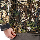 Объем низа куртки регулируется боковыми тканевыми вставками на молнии